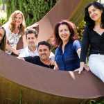 Pilar Lazkano, Irene Coleman, Juanjo Stihl, César Navarro, María Ruiz y Carmen Fernández, en el jardín de Diario de Ibiza. Toni Escobar