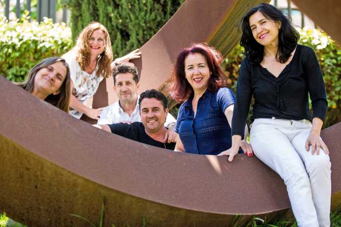 Pilar Lazkano, Irene Coleman, Juanjo Stihl, César Navarro, María Ruiz y Carmen Fernández, en el jardín de Diario de Ibiza. Toni Escobar