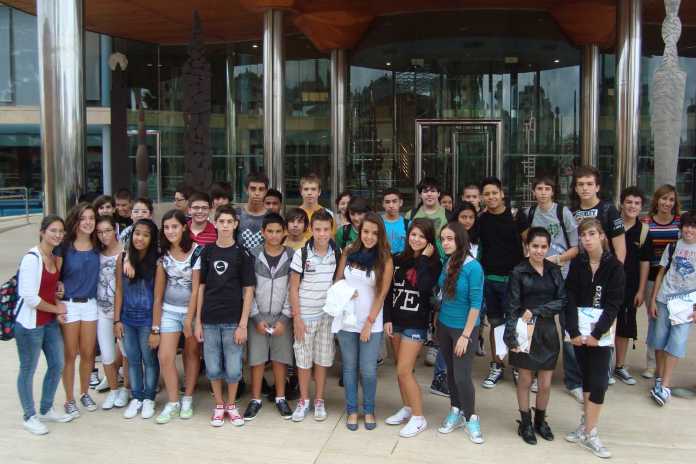 Visitas escolares. Alumnos de ESO del instituto Santa Maria posan delante del edificio de Diario de Ibiza en 2010. D. I.