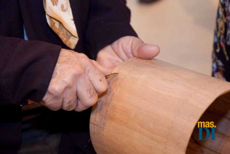 Un artesano talla la madera para hacer un tambor. CONSELL D'EIVISSA