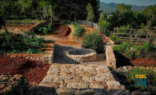 Jardín con huerta y camino empedrado en una granja de Ibiza. CONRAD WHITE