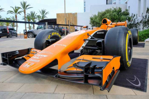 Vistas de la réplica del flamante modelo de Fórmula 1 del equipo McLaren-Honda aparcado a la entrada del Hard Rock Hotel Ibiza de Platja d’en Bossa.