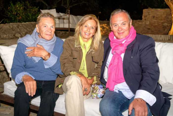 Helmut Berger, Silvia Serra di Cassano y Toni Riera.