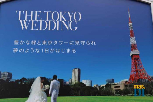 Anuncio de bodas ante la réplica de la Torre Eiffel en Tokio.