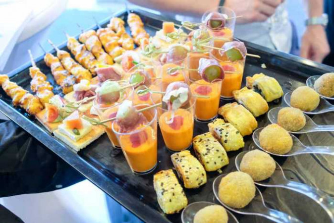 Detalle del ‘finger food’ ofrecido por El Catering Francés tras la conferencia coloquio
