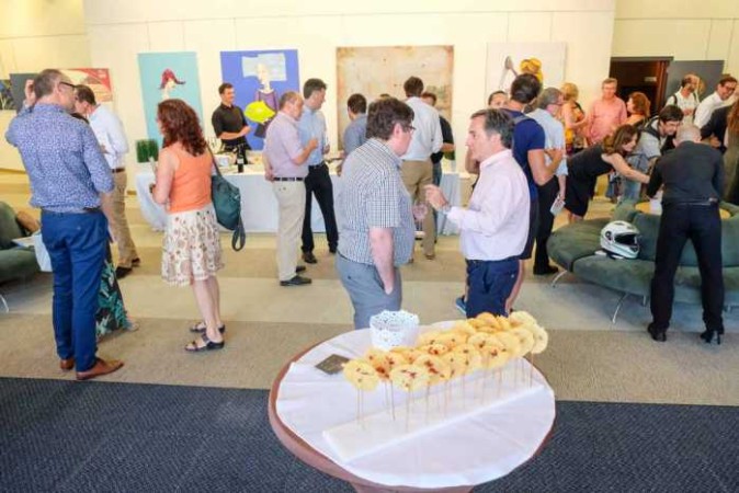 La sala de exposiciones del Club Diario con las obras de la muestra colectiva ‘El lago y la isla’ durante el ‘networking’ del acto del BusinessDibiza.