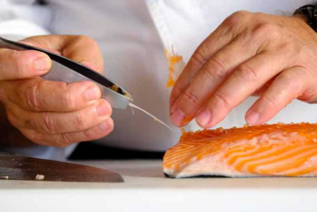 Movimientos magistrales para extraer la piel del calamar y eliminar las espinas del salmón para preparar sushi.