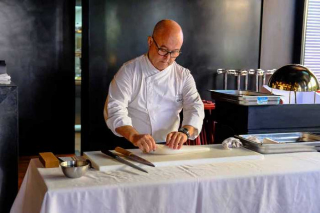El chef Ricardo Sanz limpia y prepara un calamar en su ‘showcooking’ del restaurante Zela.