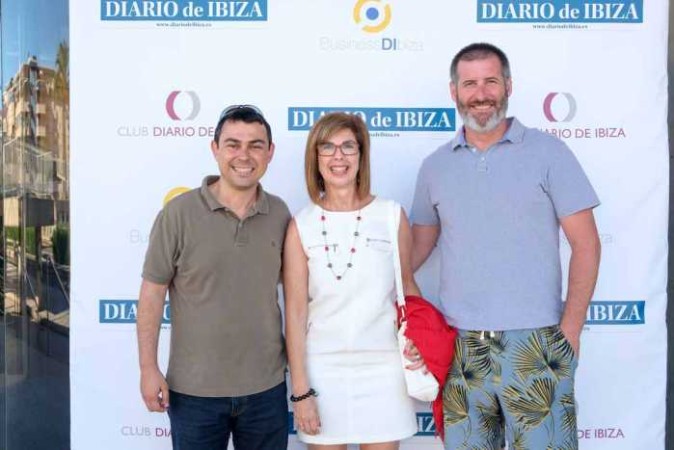 Destacados empresarios de diversos sectores económicos en el evento de BusinessDIbiza en el Club Diario. 2 Un amigo con Teresa Pérez y Vicente Costa Losa