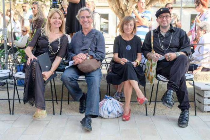 Yolanda Torres, el joyero Enric Majoral y su mujer junto al diseñador Toni Bonet.