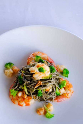 Espaguettini negro con langostinos y brocoli