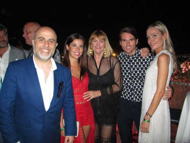 La diseñadora Charo Ruiz (centro), Alberto y Clara Courel con amigos.