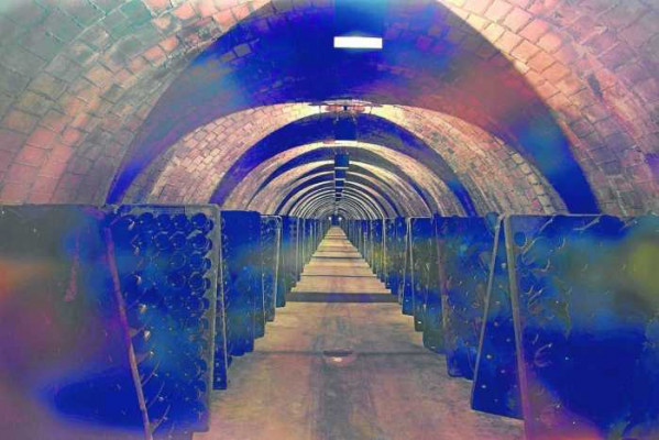 Túnel de clarificación del subterráneo de la bodega de un kilómetro de largo.