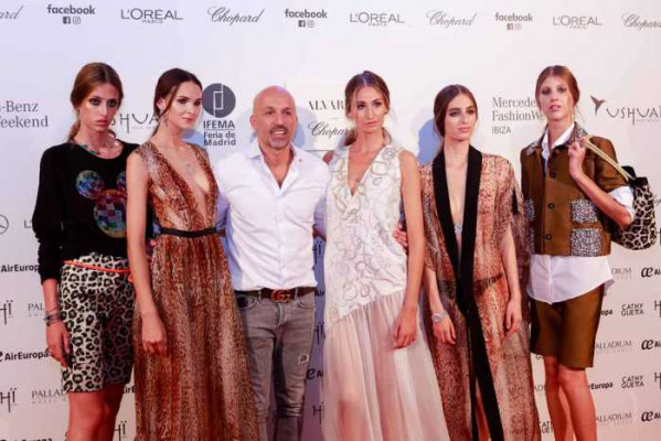 El diseñador Alvarno con las modelos de Chopard.