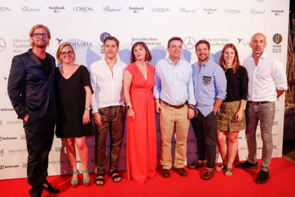 Los diseñadores con Charo Izquierdo y ejecutivos de Ifema.