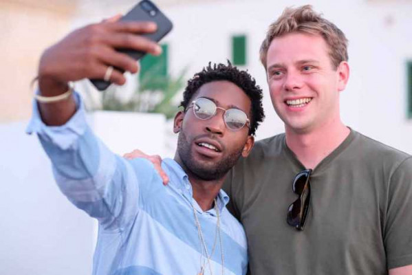 Tinie Tempah y Jonathan Anderson haciéndose un ‘selfie’.