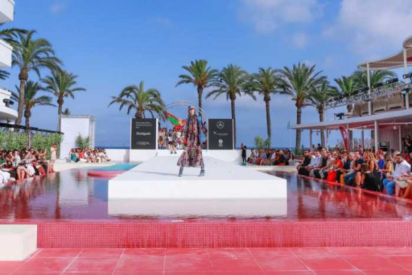 Panorámica de la pasarela situada sobre la piscina central del Ibiza Ushuaïa Beach Hotel.