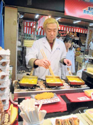 Los cuchillos japoneses son muy valiosos y caros y juegan un papel imprescindible en el corte del atún. Un puesto de tortilla de arroz ‘omuraisu’ y un anciano ayudante del mercado.
