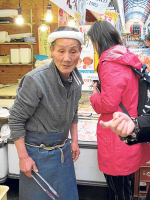 Los cuchillos japoneses son muy valiosos y caros y juegan un papel imprescindible en el corte del atún. Un puesto de tortilla de arroz ‘omuraisu’ y un anciano ayudante del mercado.