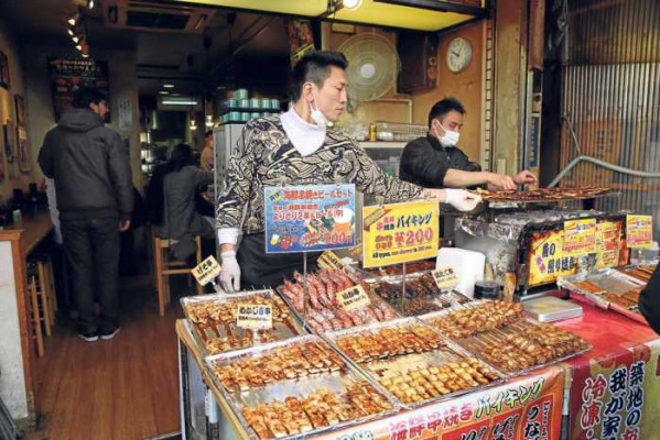Varios puestos de distintos mercados donde se prepara la comida al instante para comer o llevar a casa.