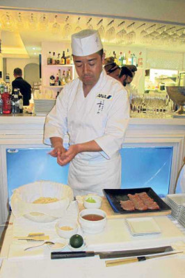 El chef Sugita preparando un sushi.