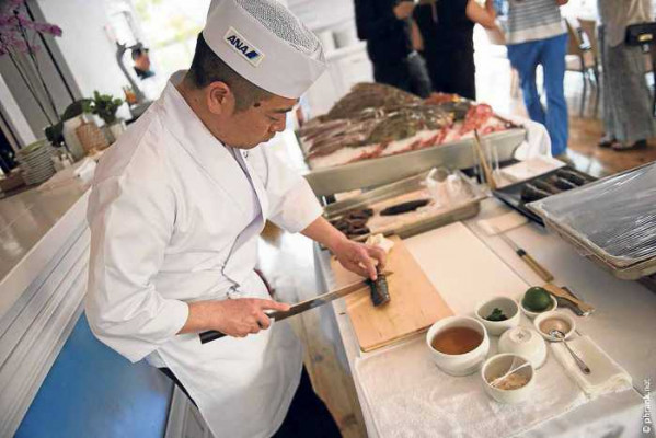 El chef Takaaki Sugita cortando pescado.