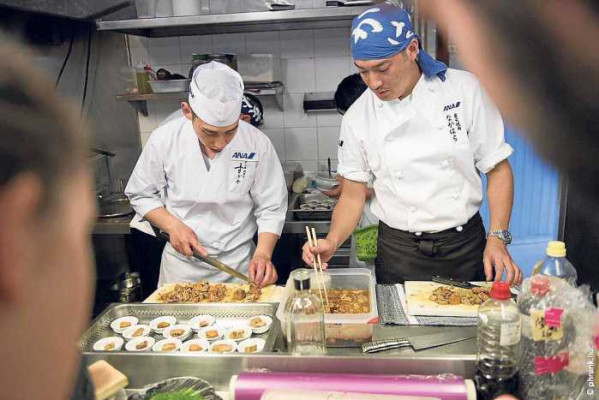 Kentaro Nakahara elaborando uno de los platos.
