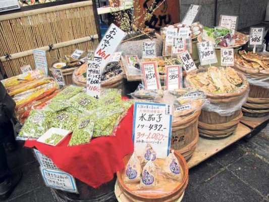 Bolsas de guisantes con wasabi, pescados secos y harinas para rebosar en los típicos toneles de almacenamiento.