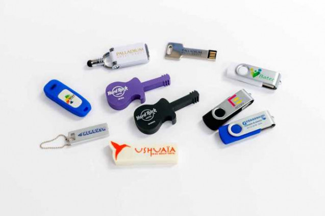 USB de diferentes formas y capacidades.