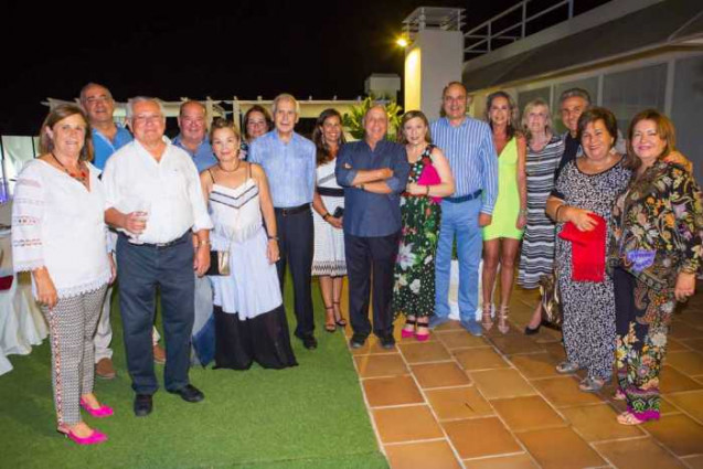 Foto de familia de los invitados a la cena del cumpleaños de Pepe Colomar.