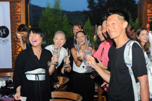 Bodegueros y amigos japoneses brindan por Richie. Fotos: Gabi Vázquez