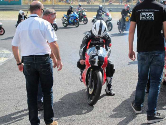 Varias imágenes de los actos de homenaje en el que participaron más de 20 campeones del mundo de motociclismo. Motos de Ángel Nieto.  fotos: Juan Suárez