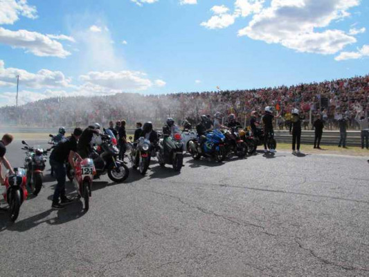 Varias imágenes de los actos de homenaje en el que participaron más de 20 campeones del mundo de motociclismo. Motos de Ángel Nieto.  fotos: Juan Suárez