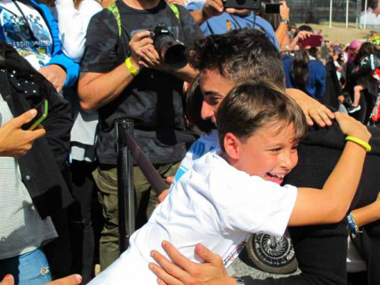 Márquez abraza a un joven fan.