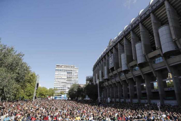 Concentración en los alrededores del Estadio Santiago Bernabéu. EFE