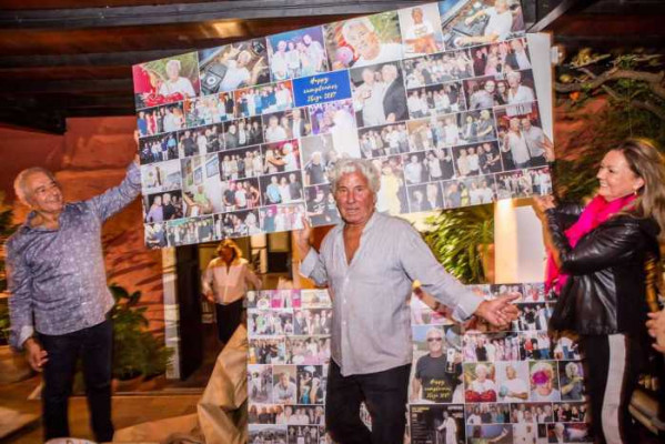 El ‘Pachá de Ibiza’ ante el regalo de un ‘collage’ de fotografías con muchos de los asistentes.