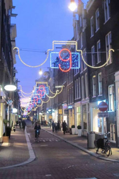 La Iluminación de las estrechas calles del bario de Negen Straatjes, en el corazón de la ‘Venecia del Norte’, y la decoración de las pequeñas y originales tiendas, comercios, galerías y restaurantes crean un ambiente muy especial en Navidad y Fin de Año
