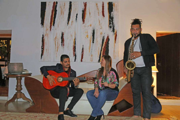 El trío de jazz flamenco de Ismael Rodríguez a la guitarra, la cantante Arancha y Ángel Ibañez al saxo. Fotos: J.S.
