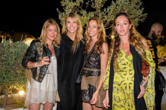 La modelo Raquel Meroño con un grupo de amigas en una de las fiestas Adlib.