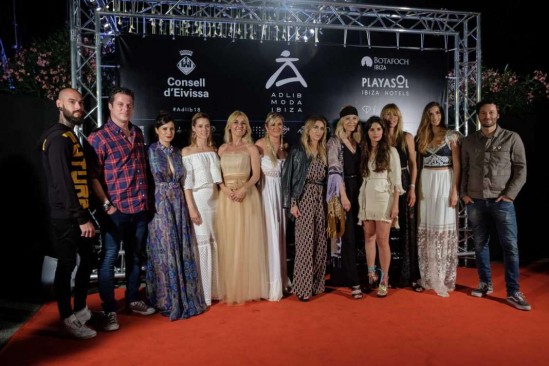 Foto de familia con los famosos, actores y modelos participantes en los desfiles.