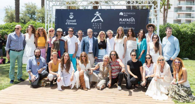 Foto de familia con todos los diseñadores y modelos en la presentación oficial de la Pasarela Adlib 2018.