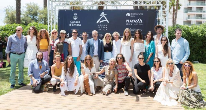 Desfiles de Fama 1 Foto de familia con todos los diseñadores y modelos en la presentación oficial de la Pasarela Adlib 2018.