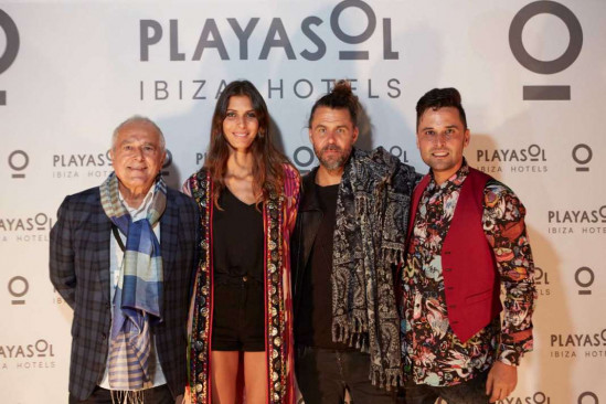 Juan Suárez, la modelo Toya Montoya con Doumi Busturia y el fotógrafo Jordi Gómez.