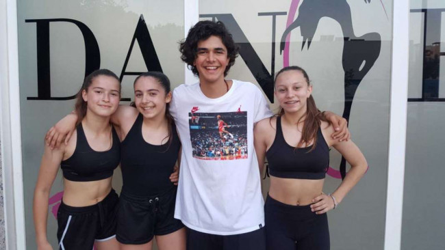 El joven cantante Marc Cuevas con las bailarinas