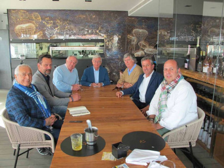 J. Suárez, Pedro Matutes, Rafael Ansón, Daniel Busturia, Pepe Roselló y Antonio Beneyto en una reunión. fotos: J.V.B.