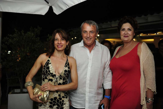 La nueva cónsul posa con Lanfranco y Monica Lacalamita.