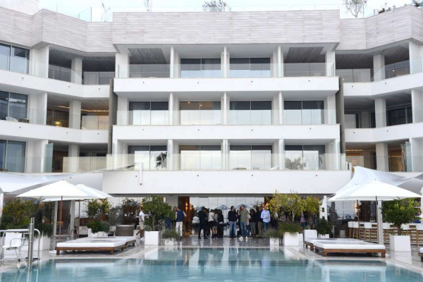 Fachada del Nobu Hotel Ibiza Bay con la piscina en primer plano donde se celebró la fiesta de fin de temporada.