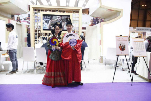 Una pareja con un traje típico coreano en el estand de este país. Foto: Europa Press
