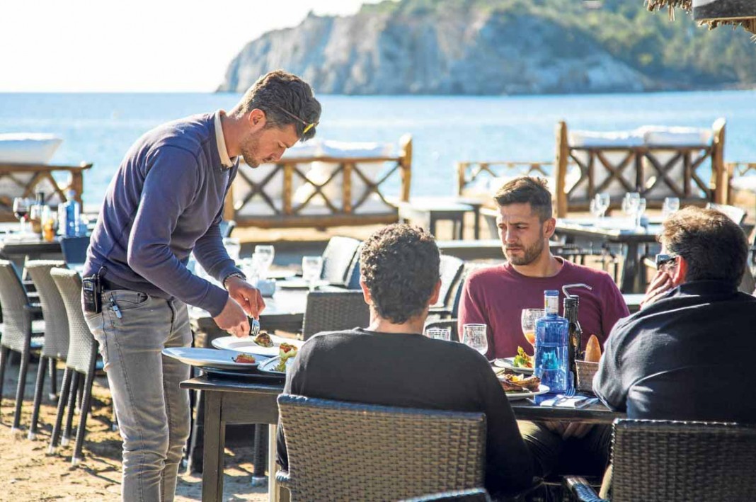 Degustar la cocina mediterránea a pie de mar. D.I.