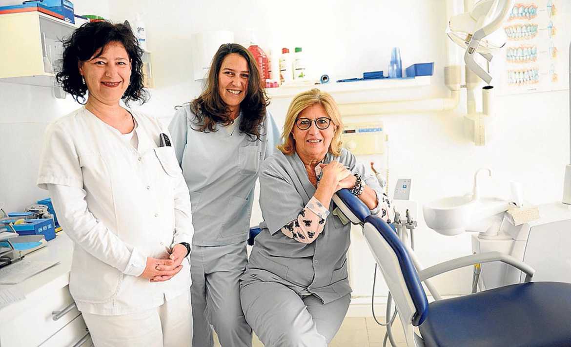 Susana, la Dra. Luciana y la Dra. Ana María en su consulta. GABI VÁZQUEZ